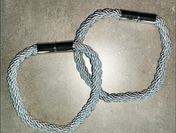 KLAMRA SPINKA MAGNES KURTYNA ZASŁONA SZNUR SZARA