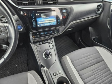 Toyota Auris II Hatchback 5d Facelifting 1.8 Hybrid 136KM 2017 Toyota Auris 1,8 Hybryda 136KM automat kamera, zdjęcie 9