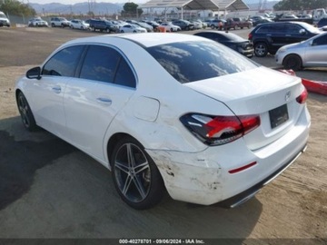 Mercedes Klasa A W177/V177 2022 Mercedes-Benz Klasa A 2022 Mercedes-Benz A-Class A 220 Sedan 2.0 Benzyna, zdjęcie 2