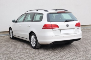 Volkswagen Passat B7 Variant 1.6 TDI CR DPF BlueMotion 105KM 2012 VW Passat 1.6 TDI, VAT 23%, Klima, Parktronic,ALU, zdjęcie 3