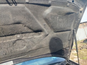 AUDI A4 B5 TLUMENÍ KAPOTY + SPONKY PALCŮ PĚKNÝ