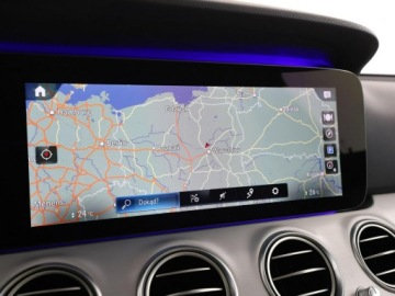 Mercedes Klasa E W213 Limuzyna Plug-in Facelifting 2.0 300de 306KM 2020 Mercedes E 300 FV23% PHEV jasne dkóry virtual, zdjęcie 24