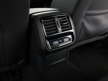 Volkswagen Passat B8 Variant 2.0 TDI BlueMotion SCR 150KM 2019 Volkswagen Passat DSG R-Line interior pack klima, zdjęcie 37