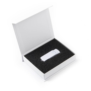 Флешка Twister 32 ГБ USB 2.0 + белая коробочка с магнитом + гравировка КРЕЩЕНИЕ