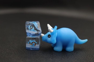 TRÓJROGA OPOWIEŚĆ TRICERATOPSA ZESTAW 7 EPOKSYDOWYCH KOSTEK KOŚCI RPG