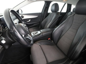 Mercedes Klasa E W213 Kombi 2.0 220d 194KM 2019 Mercedes E 220 FV23% Automat Navi Kamera cofania, zdjęcie 12
