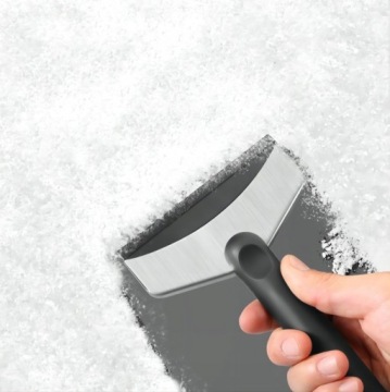 Автомобильный скребок не рисует к бокалу ледяного мороза.