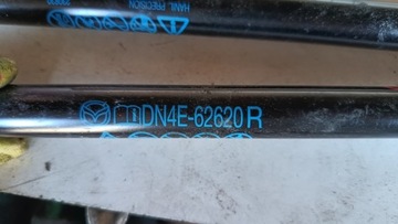 MAZDA MX-30 23R VZPĚRA/TLAKOVAČ KRYT KUFRU PRAVÝ DN4E62620