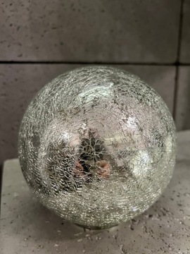 СЕРЕБРЯНЫЙ СТЕКЛЯННЫЙ ШАР, СВЕТЯЩИЙСЯ ДЕКОР