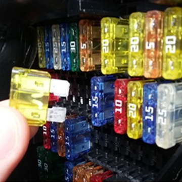 ZESTAW BEZPIECZNIKÓW SAMOCHODOWYCH 180 EL. 2A-40A+PRÓBNIK