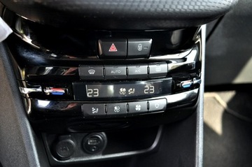 Peugeot 2008 I SUV Facelifting 1.2 PureTech 110KM 2016 Peugeot 2008 1,2 Benzyna 110Km Ledy Skóra Navi, zdjęcie 17