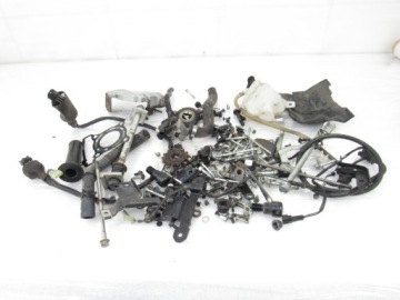 Śrubki + podkładki + osłony itd. Yamaha YZF 125 R, 08r