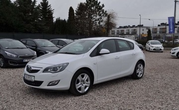 Opel Astra 2010 Opel Astra 1.4 Turbo Benzyna Xenon Tempomat Cz. parkowania INFINITI 1.4