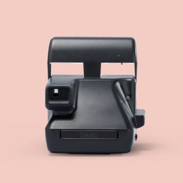 Камера моментальной печати Polaroid 636 крупным планом, черная