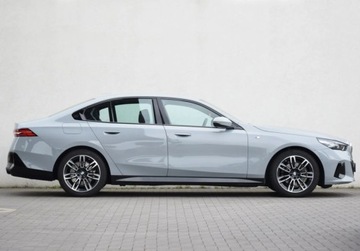 BMW Seria 5 G90-91 2023 BMW Seria 5 520i 190km M Pakiet Brooklyn Salon PL VAT23 Dostepny od reki, zdjęcie 2