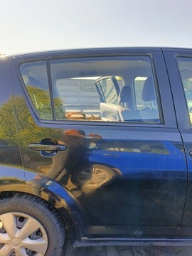 DAIHATSU SIRION L 2005-13 DVEŘE PRAVÉ ZADNÍ KÓD LAK X07