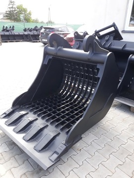 Просеивая ложку, приминая ажурную ложку.