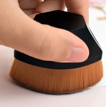 ОДИНАРНАЯ ЩЕТКА для тонального крема, очень плотная и мягкая.