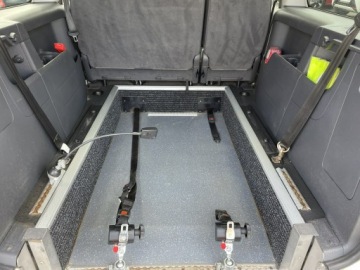 Volkswagen Caddy III Kombi Facelifting 1.6 TDI 102KM 2013 Volkswagen Caddy niepełnosprwanych inwalida rampa, zdjęcie 6