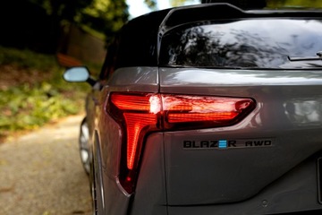 CHEVROLET BLAZER SS двухместный аккумуляторный автомобиль РАДИО FM 4x4 180WAT кожа