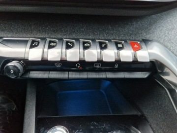Peugeot 3008 II Crossover 1.2 PureTech 130KM 2019 Peugeot 3008 Automat. Virtual kokpit. Navigacja, zdjęcie 25