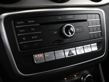 Mercedes Klasa A W176 Hatchback 5d Facelifting 180 122KM 2017 Mercedes A 180 AMG Line full LED Podg.fotele i, zdjęcie 25