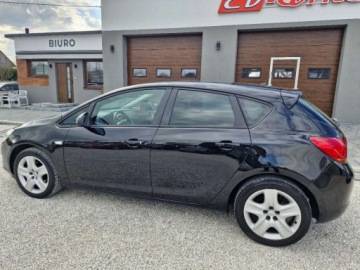 Opel Astra J Hatchback 5d 1.6 Twinport ECOTEC 115KM 2011 Opel Astra Sliczna 1.6 b Doinwestowana Bezwypadkowa Zarejestrowana Gwaranc, zdjęcie 4