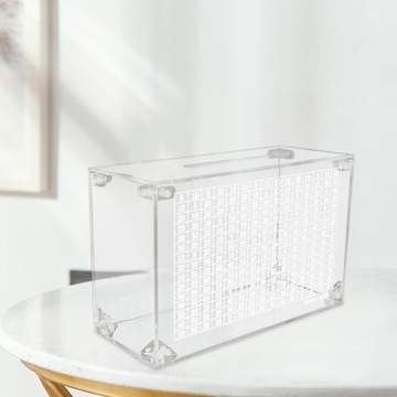 Прозрачная копилка на центральном столе Копилка для взрослых в офисной гостиной.