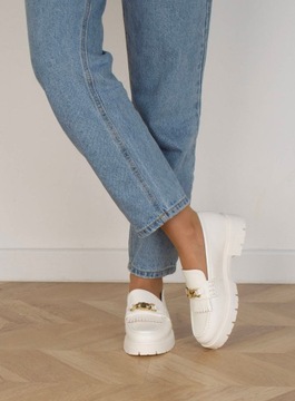 БЕЛЫЕ МОКАСИНЫ С ЦЕПОЧНЫМ ДЕКОРОМ 38