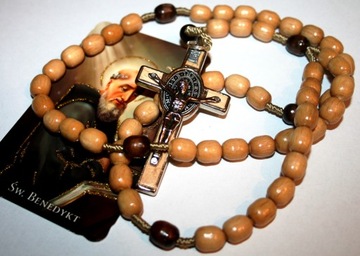 Мужские или женские деревянные четки на св. струне. Медальон с крестом Бенедикта.
