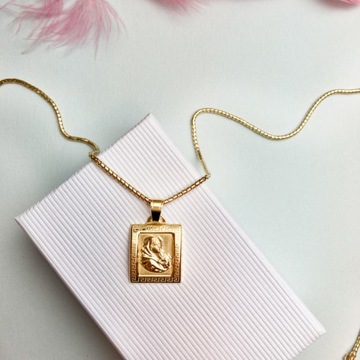 ПРЯМОУГОЛЬНАЯ ЗОЛОТАЯ МЕДАЛЬ С БОЖЬЕЙ МАТЕРЬЮ ПР. 585