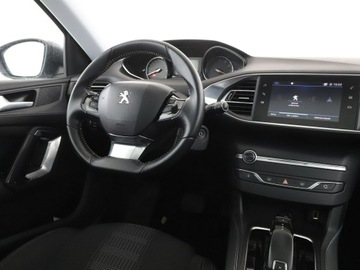 Peugeot 308 II Hatchback Facelifting 1.2 PureTech 130KM 2019 Peugeot 308 Allure automat panorama navi PDC, zdjęcie 15
