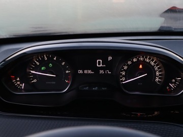 Peugeot 2008 I SUV Facelifting 1.2 PureTech 110KM 2017 Peugeot 2008 1.2 PureTech, Salon Polska, zdjęcie 10