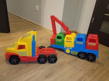 Duża śmieciarka z pojemnikami Wader