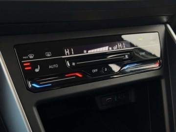 Volkswagen Polo VI Hatchback 5d Facelifting 1.0 MPI 80KM 2022 Volkswagen Polo 1.0MPI 80KM Life SerwisASO Led Virtual App-Connect Clima F, zdjęcie 25