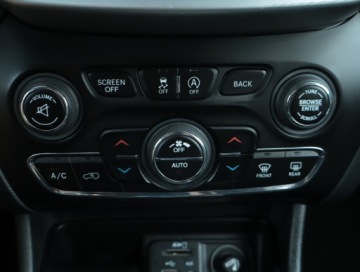 Jeep Cherokee V Terenowy 2.2 MJD 200KM 2016 Jeep Cherokee 2.2 MultiJet, 197 KM, 4X4, Automat, zdjęcie 12