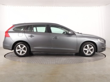 Volvo V60 I Kombi Facelifting 2.0 D3 DRIVE-E 150KM 2018 Volvo V60 D3 2.0, Automat, Navi, Klima, zdjęcie 5