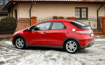 Honda Civic VIII Hatchback 3d 1.8 i-VTEC 140KM 2011 Honda Civic 1.8 i-VTEC 140KM benzyna niski przebieg PDC Climatronic welur, zdjęcie 8