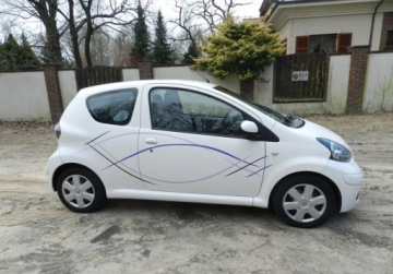 Toyota Aygo I Hatchback 3d 1.0 VVT-i 68KM 2010 Toyota Aygo sliczna mala tania niezawodna BEZ RDZY klima Benzyna 68KM, zdjęcie 4