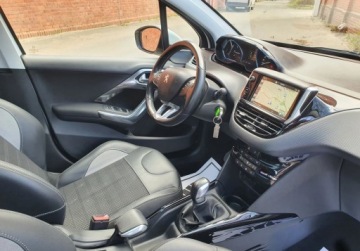 Peugeot 2008 I SUV Facelifting 1.2 PureTech 110KM 2016 Peugeot 2008 Panorama LED Nawigacja GetHelp 1.2 Benzyna 110KM, zdjęcie 9