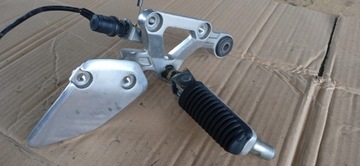 YAMAHA FAZER FZS 600 PRAWY SET KIEROWCY PODNÓŻEK PRZÓD PRZEDNI DŹWIGNIA