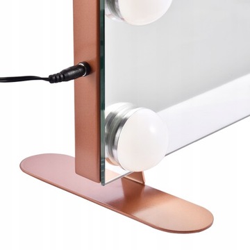 Белое стоячее зеркало с макияжем