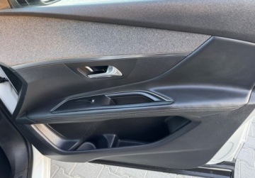 Peugeot 3008 II Crossover 1.2 PureTech 130KM 2019 Peugeot 3008 Rezerwacja 1.2 Benzyna 130KM, zdjęcie 27