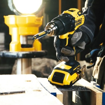 Набор отверток Dewalt DCK2062M2T, питание от аккумуляторных батарей 18 В.