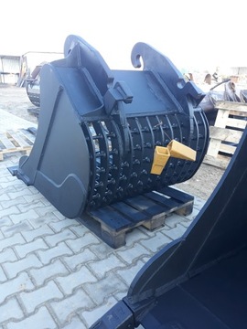 Просеивая ложку, приминая ажурную ложку.