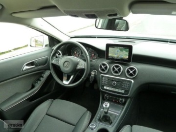 Mercedes Klasa A W176 Hatchback 5d Facelifting 160 102KM 2017 Mercedes-Benz Klasa A Mercedes-Benz Klasa A W176 160 BIALA PERLAXENONYLedy, zdjęcie 18