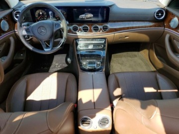 Mercedes Klasa E W213 2017 Mercedes-Benz Klasa E 2017 MERCEDES-BENZ E 300 4MATIC 2.0 Benzyna 241KM, zdjęcie 8