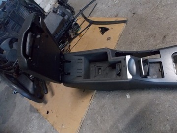 LOKETNÍ OPĚRKA ČERNÁ PEUGEOT 407 04-11 KONZOLA STŘEDNÍ