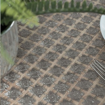 Темно-серая штора, скатерть гипюровая, 160 см, блестящие квадраты