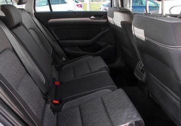 Volkswagen Passat B8 Variant Facelifting 2.0 TDI SCR 200KM 2023 Volkswagen Passat 2.0TDI 200KM Business DSG, Nawigacja Satelitarna, Podgrz, zdjęcie 11